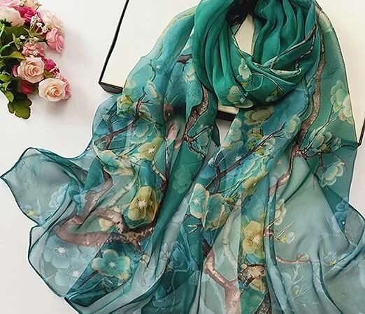 El pañuelo de cuello para mujer, anudado en la cintura en la moda otoño 2025