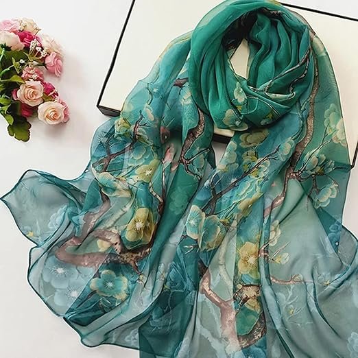 El pañuelo de cuello para mujer, anudado en la cintura en la moda otoño 2025