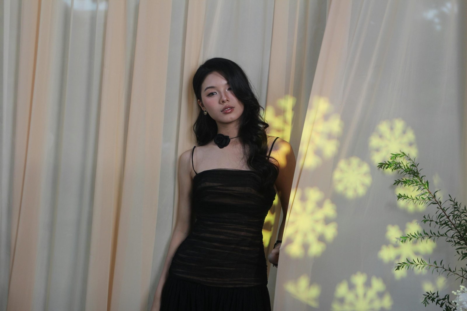 La elegancia atemporal de vestir todo de color negro