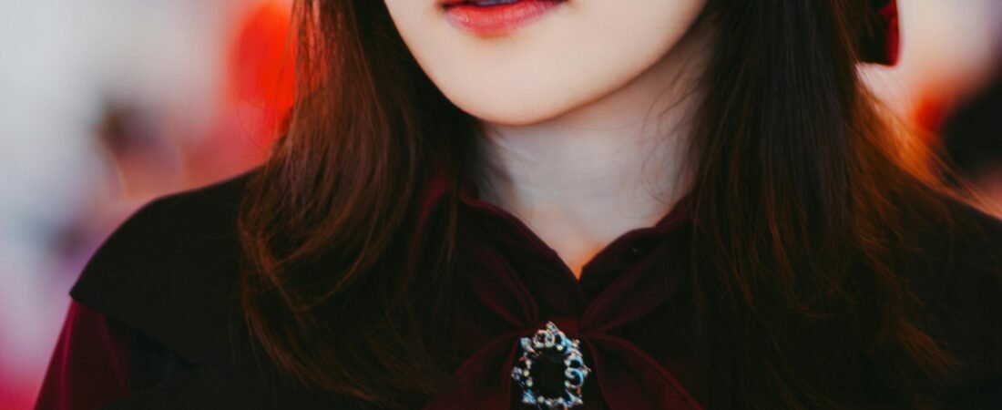 El Encanto del Broche: Brillo y Personalidad en la Moda Femenina