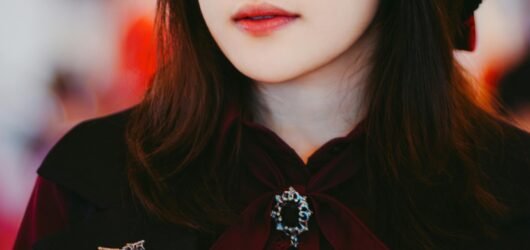 El Encanto del Broche: Brillo y Personalidad en la Moda Femenina