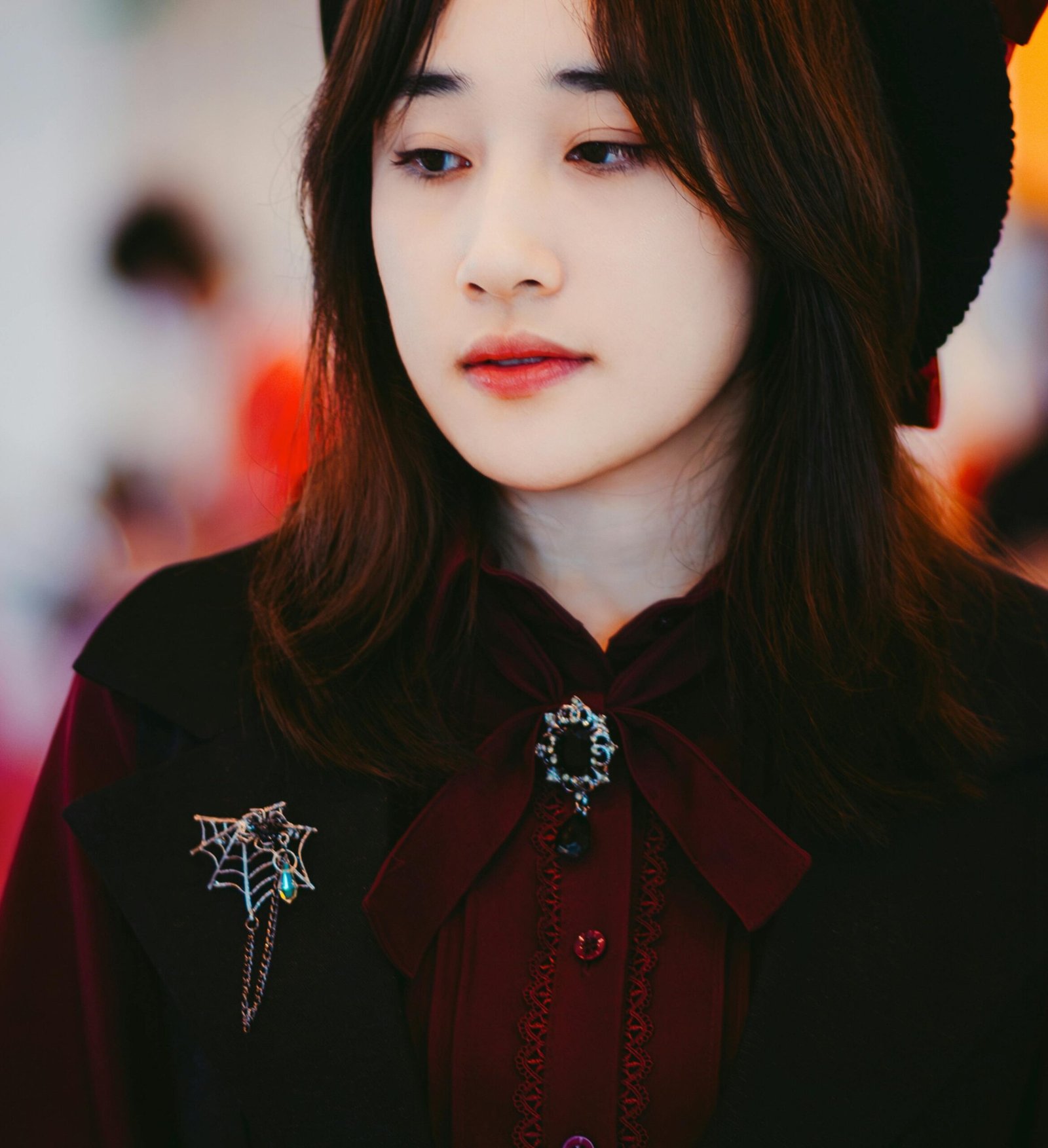 El Encanto del Broche: Brillo y Personalidad en la Moda Femenina