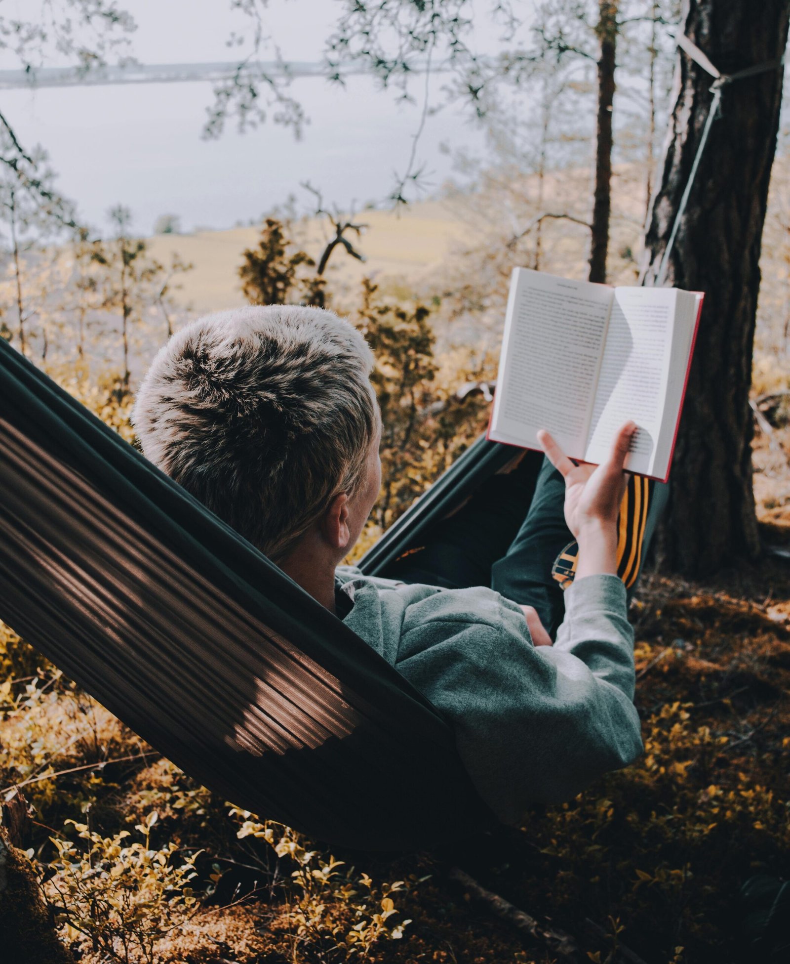 Relajarse en la naturaleza y perderse en un buen libro